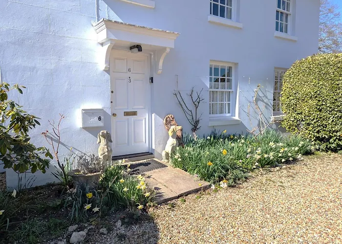 Georgian 2 Bedroom Apartment In Chichester With Free Parking - Chichester Holiday Properties