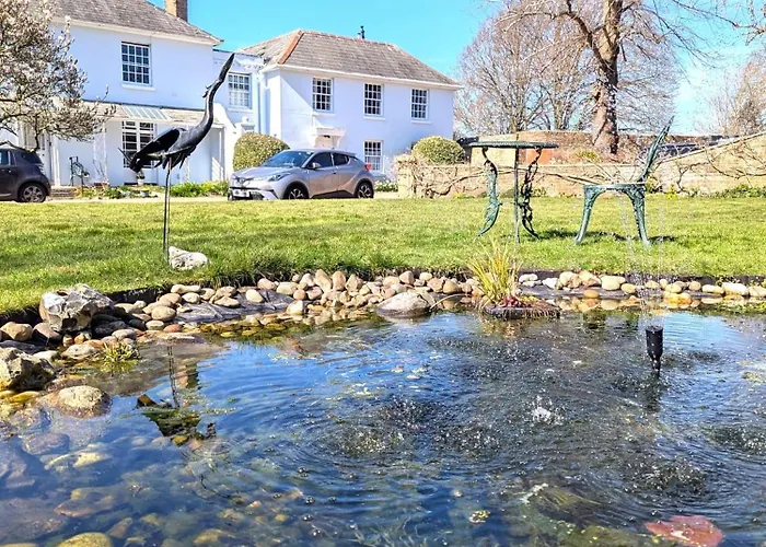 Georgian 2 Bedroom Apartment In Chichester With Free Parking - Chichester Holiday Properties